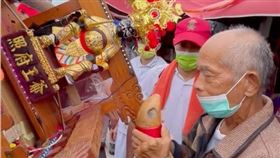 ▲照府王爺出門買東西還殺價。（圖／翻攝自山邊照府王爺粉絲團）