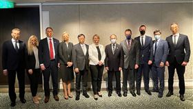 曾厚仁與立陶宛經濟暨創新部政次聶琉嫻娜訪團合影外交部政次曾厚仁（右5）與立陶宛經濟暨創新部政務次長聶琉嫻娜（右6）訪團合影，代表台灣政府與人民感謝立陶宛對台支持。（外交部提供）中央社記者黃雅詩傳真  111年6月14日