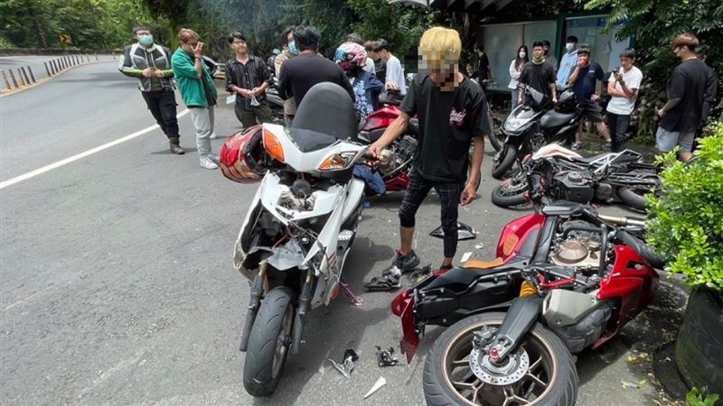 賠慘！21歲男北宜兜風自摔撞3重機