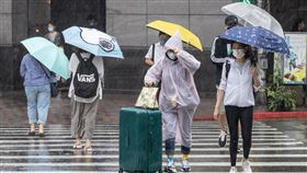 鋒面影響  各地防局部大雨（2）受鋒面影響，中央氣象局8日針對台北市等17縣市發布大雨特報。圖為台北市信義區路口，民眾穿上雨衣、撐傘過馬路。中央社記者謝佳璋攝  111年6月8日