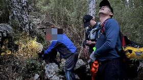 新北王姓男子，獨攀單攻池有山，失足墜落，靠大樹支撐保命(圖／翻攝畫面)