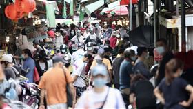 本土增7萬9598例（1）國內COVID-19疫情仍處於高原期，中央流行疫情指揮中心11日宣布，新增7萬9598例本土病例，中重症新增446例，其中有211例死亡。圖為台北市萬華區傳統市場上午湧現人潮，不少民眾趁著週末假日戴口罩到市場採買。中央社記者張皓安攝  111年6月11日