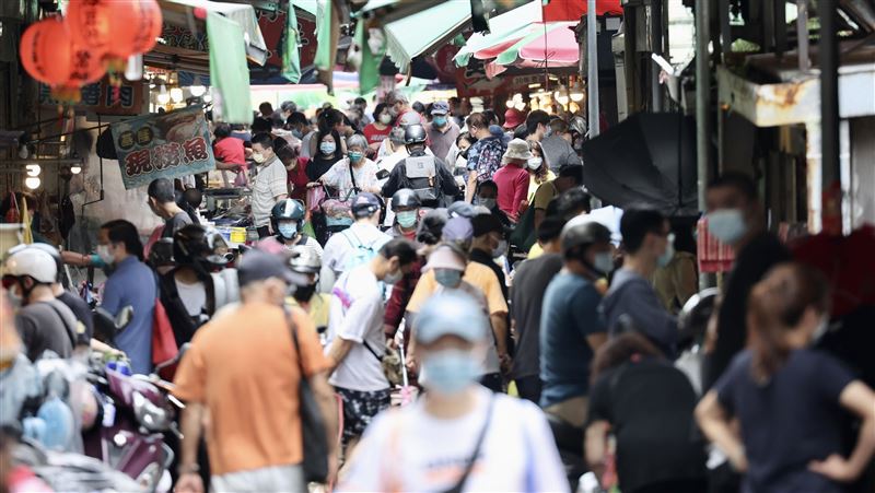 降萬例以下？醫曝關鍵、估「再3周」