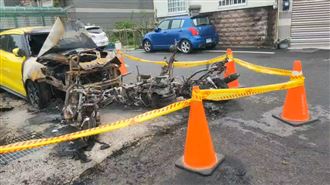 談判破裂！短裙妹狠丟汽油彈燒車洩憤