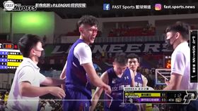 攻城獅射手蕭順議遭楊敬敏肘擊眼部，血濺球場。（圖／擷取自FAST SPORTS）