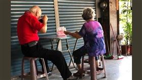 網友分享老夫妻用餐的溫馨日常。（圖／翻攝自爆廢公社公開版臉書社團）