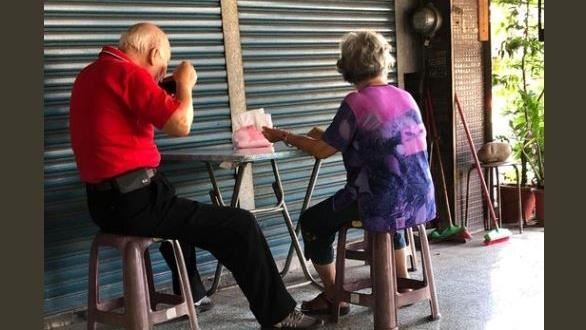 阿公用餐一半　阿嬤暖心舉動逼哭千人