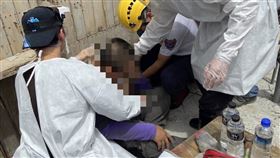 高雄小港，建築工地意外，墜落，鋼筋穿刺 (圖／翻攝畫面)