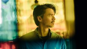 馮德倫劇中以花白鬍子造型登場，盡展熟齡大叔魅力。（圖／愛奇藝國際站提供）