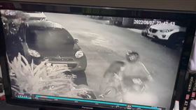 國中女學生，補習返家遭怪漢騎機車尾隨，腳踹攻擊 ，毒蟲 (圖／翻攝畫面)