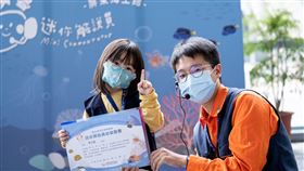 ▲拿到證書開心比個YA，我要準備下班囉!（圖／海景世界企業股份有限公司提供）