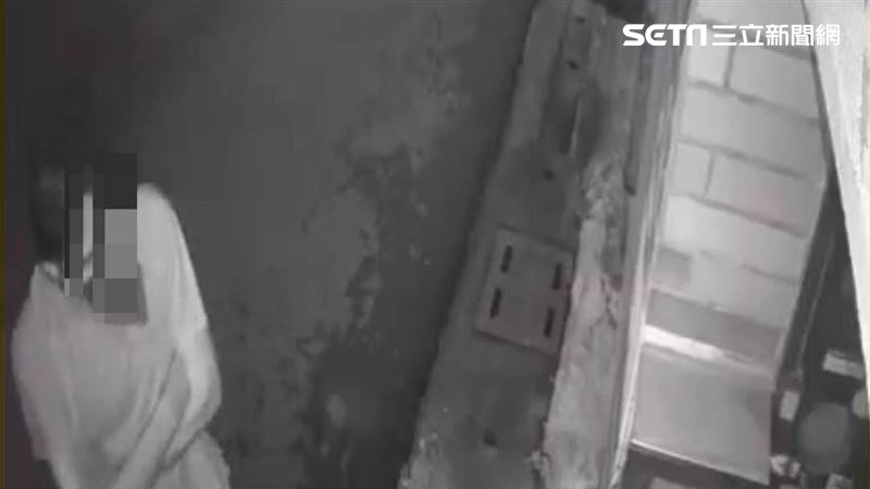 監視器錄下外籍男1隻！網友看完好硬