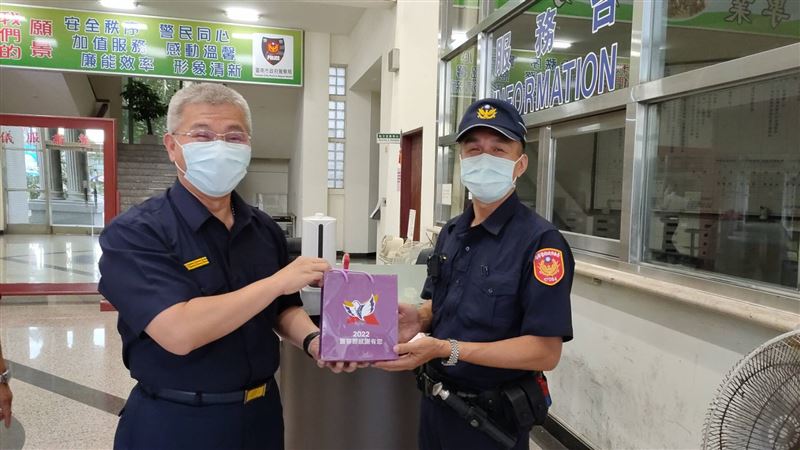 慶警察節！南警局長送早餐　警員樂翻