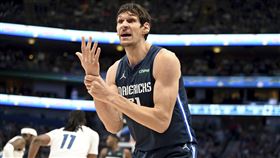 ▲馬亞諾維奇（Boban Marjanovic）在訓練營對小球員毫不留情。（圖／美聯社／達志影像）