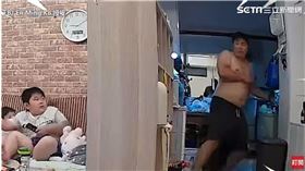 兒被飛天蟑螂嚇尖叫！老爸霸氣喊閉嘴　下秒怕到抖動網笑翻（圖／網友En Ming Ku授權使用）