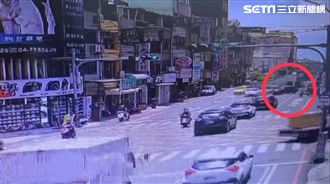 三寶地下道迴轉闖紅燈　路人狂喊逆向