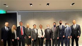 曾厚仁與立陶宛經濟暨創新部政次聶琉嫻娜訪團合影外交部政次曾厚仁（右5）與立陶宛經濟暨創新部政務次長聶琉嫻娜（右6）訪團合影，代表台灣政府與人民感謝立陶宛對台支持。（外交部提供）中央社記者黃雅詩傳真  111年6月14日