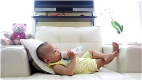 奶瓶,喝奶,餵奶,長大,嬰兒,男童,女童,示意圖／翻攝自pixabay