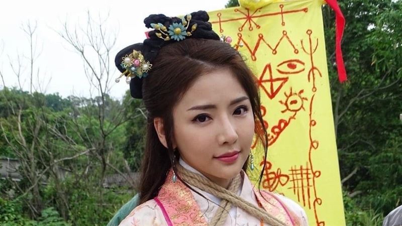 天驕女星辣爆　「五花大綁 」露美胸