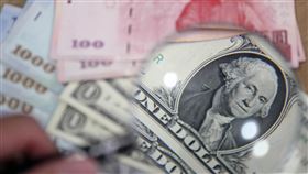 新台幣貶1.44角  收29.05元美國聯準會（Fed）近日釋出加速升息和擴大縮減資產負債表等鷹派訊息以抑制通膨，5月升息2碼機率大增，美元指數近期大漲，新台幣兌美元匯率近日跟著走貶，台北外匯市場新台幣兌美元11日收盤收29.050元，貶1.44角。中央社記者吳家昇攝  111年4月11日