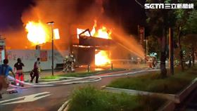 新竹市東大路的一間輪胎行，昨（15）日晚間10點左右爆炸起火，消防局獲報後立即派遣人車前往，火勢撲滅後，警消尋獲8具罹難者遺體。（圖／翻攝畫面）