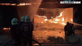 新竹市東大路的一間輪胎行，昨（15）日晚間10點左右爆炸起火，消防局獲報後立即派遣人車前往，火勢撲滅後，警消尋獲8具罹難者遺體。（圖／翻攝畫面）