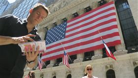 聯準會升息3碼  美股止跌反彈美國聯邦準備理事會15日宣布升息3碼，為1994年以來首見。美股止跌反彈，道瓊工業指數指數上漲303點，止住連5黑跌勢。圖為紐約證券交易所。中央社記者尹俊傑紐約攝  111年6月16日