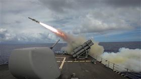 美國15日宣布加碼10億美元軍援烏克蘭。圖為美國軍艦發射可攜式魚叉飛彈。（圖／翻攝自美國國防部網頁defense.gov）
