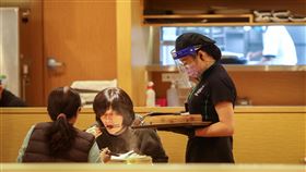 2級警戒維持至1/24  餐飲業落實防疫（1）中央流行疫情指揮中心9日宣布，全國疫情警戒標準維持第2級至1月24日，餐飲場所需落實實聯制、量體溫等。圖為餐飲業服務人員配戴防護面具及口罩送餐。中央社記者王騰毅攝  111年1月9日