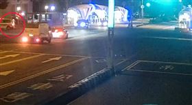 台中市救護車送傷患就醫，左轉，機車騎士未禮讓，煞車不及撞上 (圖／翻攝畫面)