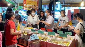 黃珊珊與黃瀞瑩、陳思宇一同掃市場挨轟。（圖／王欣儀辦公室提供）