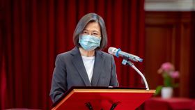 蔡英文，日本自民黨青年局小倉將信、鈴木憲和、鈴木隼人、山口晉、西野太亮。（圖／總統府提供）