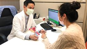 ▲馨生醫療體系院長蘇俊源為患者說明黃體素分泌與下降原因（圖／馨生醫療提供）