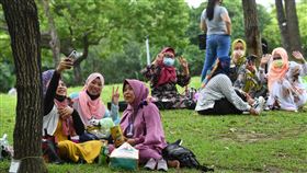 疫情嚴峻　本土病例增4萬4294例（2）中央流行疫情指揮中心公布8日新增4萬4294例COVID-19本土個案，指揮官陳時中表示，數據較7日略降，研判主要可能與適逢假日有關，採檢人數較少，所以確診人數下降，疫情無大幅上升跡象。圖為8日台北市大安森林公園，外籍移工在草坪野餐。中央社記者趙世勳攝  111年5月8日