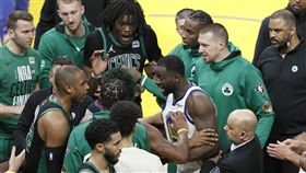 ▲格林（Draymond Green）認為面對詹姆斯（LeBron James）比面對整個塞爾提克還困難。（圖／美聯社／達志影像）