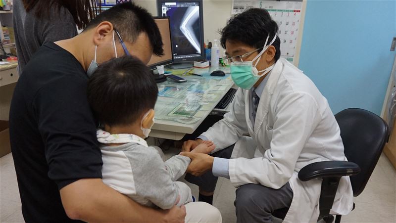 小孩走路像企鵝很可愛？醫：是脫臼！