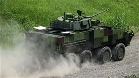 軍備局生產製造中心第209廠舉辦（雲豹）CM34輪型30公厘鏈砲戰鬥車動態性能展示。（記者邱榮吉/攝影）
