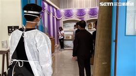 新竹輪胎行8死縱火，大兒子到殯儀館，6軍團慰問。（圖／翻攝畫面）