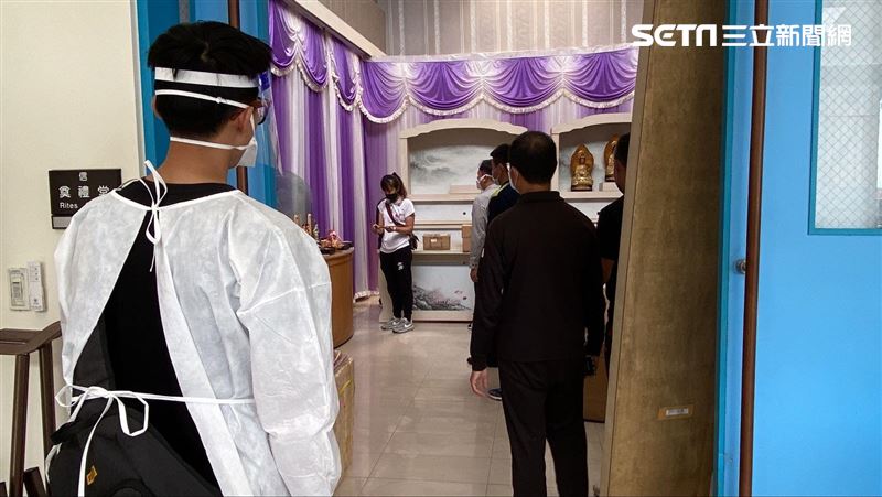 8死大火大兒子　全身隔離衣送妻女