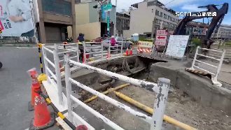 路口閃車衝工地坑洞　交管人員遭殃