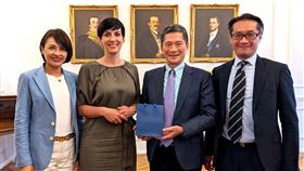 李永得拜會捷克眾議院議長艾達莫娃  文化部長李永得（右2）與妻子、民進黨立委邱議瑩（左），以及台灣駐捷克代表柯良叡（右）15日赴捷克眾議院拜會議長艾達莫娃（Marketa Pekarova Adamova）（左2），雙方合影留念。（文化部提供）中央社記者趙靜瑜傳真  111年6月16日