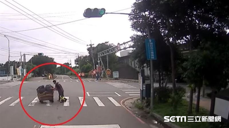 救火完遇拾荒嬤難過馬路　他幫推到底