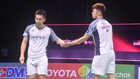 麟洋配泰國公開賽止步8強後互相打氣台灣羽球第一男雙王齊麟和李洋20日在泰國公開賽遭馬來西亞組合謝定峰和蘇偉譯擊敗，止步8強。圖為2人輸掉賽末點後，互相擊掌打氣。中央社記者呂欣憓曼谷攝 111年5月20日