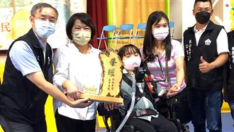 車禍癱瘓9年！珣珣國小畢業獲校長獎