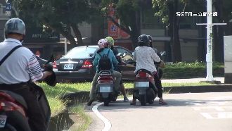 騎士躲樹蔭停紅燈　北市縮減號誌秒數