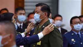 傳體測未過  賴清德警衛室主任謝靜華：子虛烏有負責副總統賴清德貼身安全的謝靜華（中）上校29日晉任少將。日前傳出他未通過體測等爭議，謝靜華澄清，相關內容都是子虛烏有，體測及晉任都合乎計畫及法規，沒有任何苟且情事。圖為國防部長嚴德發為謝靜華掛階。中央社記者王飛華攝  109年12月29日