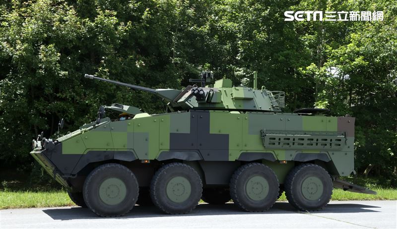 軍備局生產製造中心第209廠舉辦（雲豹）CM34輪型30公厘鏈砲戰鬥車動態性能展示。（記者邱榮吉/南投拍攝）