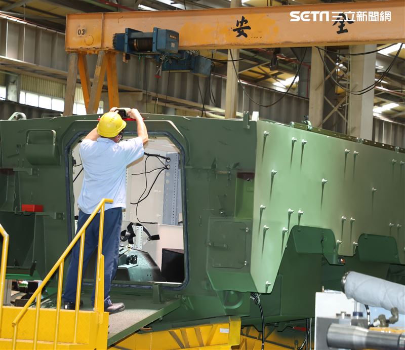 軍備局生產製造中心第209廠（雲豹）CM34輪型生產線首次公開媒體採訪。（記者邱榮吉/南投拍攝攝）