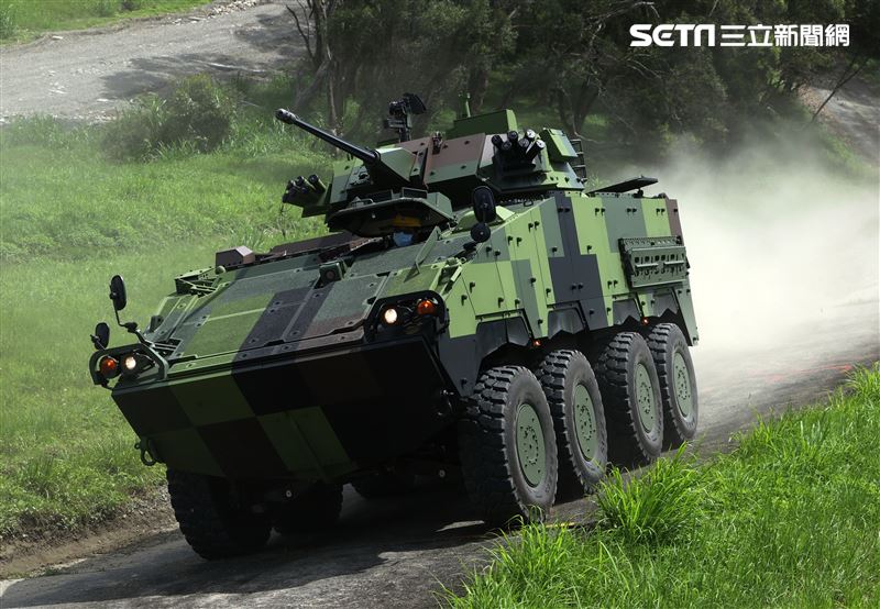 軍備局生產製造中心第209廠舉辦（雲豹）CM34輪型30公厘鏈砲戰鬥車動態性能展示。（記者邱榮吉/南投拍攝）