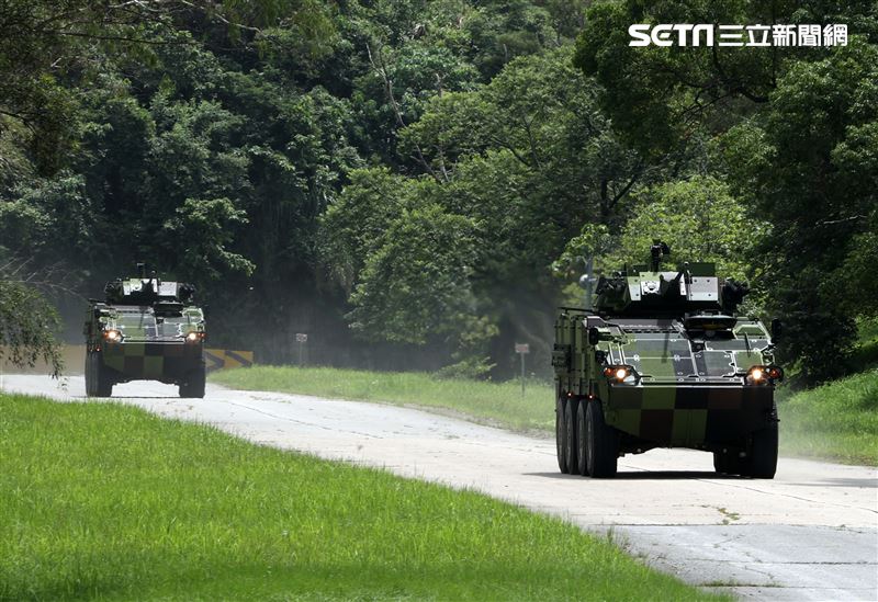 軍備局生產製造中心第209廠舉辦（雲豹）CM34輪型30公厘鏈砲戰鬥車動態性能展示。（記者邱榮吉/南投拍攝）